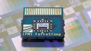 Langjährige und enge Zusammenarbeit (v. l.): Dr. Sven Beyer (GlobalFoundries), Dr. Nandakishor Yadav, Dr. Franz Müller, Konrad Seidel und Dr. Maximilian Lederer (Fraunhofer IPMS). (Bild: Fraunhofer / Piotr Banczerowski)