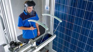 Delle oder Loch? Mit dem Hagelschussapparat des TÜV Rheinland können Hersteller testen lassen, wie robust ihre Produkte gegen Hagel sind. (TÜV Rheinland)