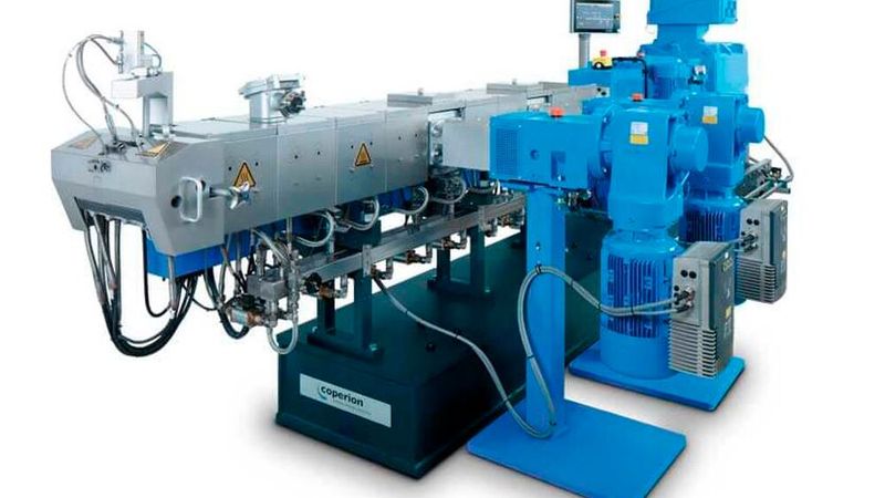 Coperion stellt auf der K 2025 einen Doppelschneckenextruder des Typs ZSK 58 Mc18 vor. Sein Schneckendurchmesser ist 58 Millimeter und er erzielt damit Durchsätze bis zu 2.500 Kilogramm pro Stunde. (Bild: Coperion)