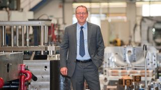 Die zweite Generation bei Schneider Form: Dr. Louis Schneider mit einem Stossfängerwerkzeug nach dem Optisize-Prinzip von Schneider Form  (Bild: Schneider Form)