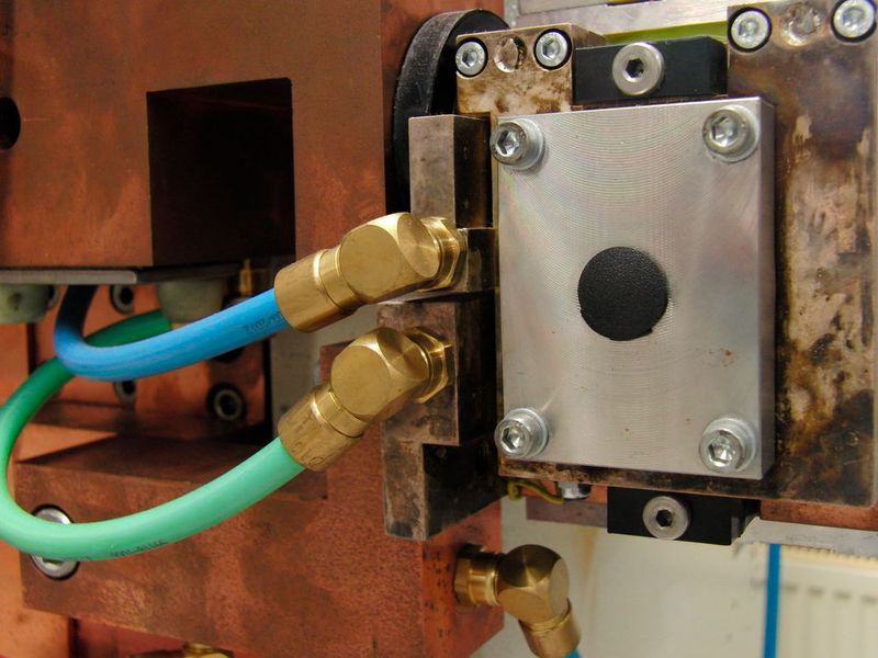 Detail der Trafokühlung an der Punktschweißmaschine: Die Experten der SLV schätzen die größtenteils werkzeuglose Montage der Schläuche durch einfaches Einstecken in die eingeschraubten Fittinge.  (Schreiber/SLV Duisburg)