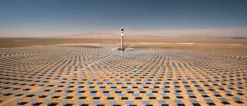 Das Solar-Tracking-System dieses Solarkraftwerks in Nevada synchronisiert mehr als 10.000 Sonnenspiegel, um die Sonnenstrahlen zu bündeln. Die Anlage liefert jährlich 500 Mio. kWh elektrischer Energie.  (Bild: Delta Electronics)