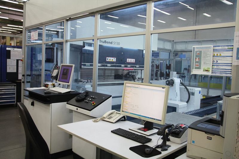 Während die Biegezelle arbeitet, kann ein Bediener hauptzeitparallel an einer anderen Maschine tätig sein. (Bild: Itasse)