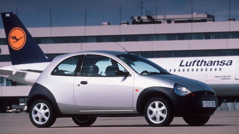 Individualisierung via Sondermodelle: Der Ford Ka verdankte seine Popularität auch vielen preiswerten Editionen, wie dem Ka Lufthansa von 1997. Dieses beinhaltete 10.000 Meilen im Lufthansa Miles-&-More-Programm, Antiblockiersystem, Beifahrerairbag, Klimaanlage, Audiosystem 6000, Zentralverriegelung, elektr. Fensterheber, Ledersitze im Lufthansa Business Class Design (grau mit gelber Paspelierung), Kopfstützen hinten, Ledertürverkleidungen (grau), Lederlenkrad, Lederschaltknauf, B-Säulen-Dekor im Lufthansa-Edition Design und Leichtmetallräder. (Bild: Ford AG)