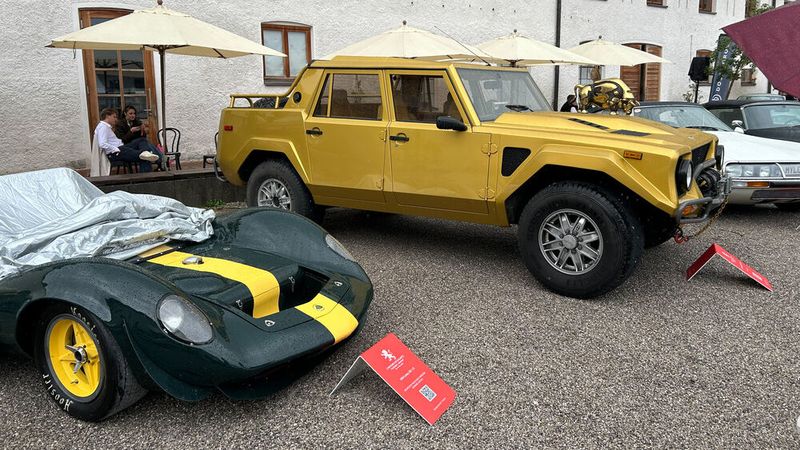 Der Lamborghini LM 002 besitzt einen 4,8 Liter großen V12-Ottomotor ohne Aufladung. Höchstleistung: 276 kW (375 PS). Davor ein Lotus 30 aus dem Jahr 1964. (Bild: Peter Diehl)