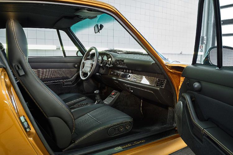 Die Designer von Style Porsche entwarfen Farbverläufe und Positionierung von Plaketten und weiteren Applikationen im Interieur. (Bild: Porsche)