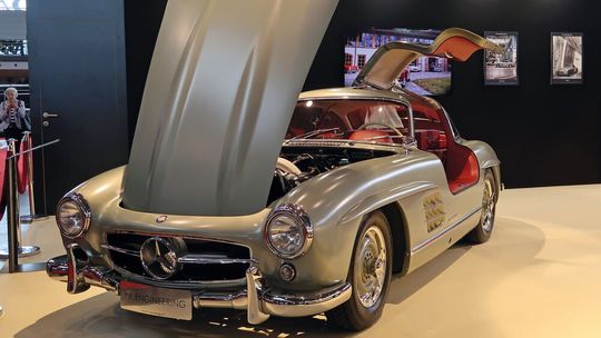 Mercedes-Benz 300 SL (W 198) in Hellgrün-Metallic mit Sonderbestellung „Seidenglanz“, gesehen auf der Oldtimermesse Retro Classics 2022.(Bild:  Diehl/privat)