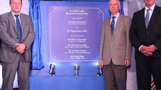 v.l. Der Geschäftsführer von R. Stahl Indien Jörg Fitzek, Produktionsleiter Clife Hermanowski, Marketing und Vertriebsleiter Jonathan Peaurt, Konsul Dr. Stefan Weckbach und R. Stahl Vorstandsvorsitzender Martin Schomaker bei der Eröffnung. (R. Stahl)