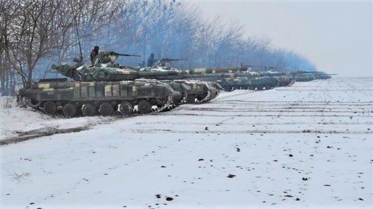 Ukrainische Panzer stehen seit Februar bereit. Der Konflikt reißt nicht ab. Das hat Auswirkungen auf die Zukunft der Lieferketten. Experten befürchten etwa, dass sich ein neuer Ostblock bilden kann. Parallel gebe es erste Indizien für eine sich anbahnende Deglobalisierung der Logistik.