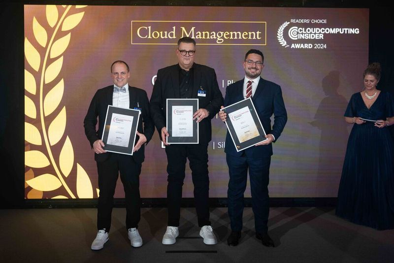 Ohne „Cloud Management“ funktionieren die besten Cloud-Umgebungen nur halb so gut. Das wissen auch die glücklichen Gewinner dieser Kategorie. Dennis Wimmer (l.) bekommt für Bechtle den Silber-Award überreicht, Platin für Cloudflare nimmt Stefan Henke (M.) entgegen, und über den Gewinn von Gold freut sich Jonas Janz von Red Hat. (Bild: Manuel Emme Fotografie)