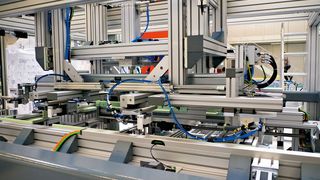 Die Rahmenfügevorrichtung fügt das laminierte Glas in einen Aluminiumrahmen ein, der für den mechanischen Schutz des Moduls sorgt. Sechs Elektrozylinder CMSB.. von SEW-Eurodrive führen den Pressvorgang an den Seiten aus. Die Presskräfte werden überwacht und zur Qualitätssicherung dokumentiert.  (SEW-Eurodrive)