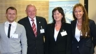 BFC-Vorstand Manfred Jetzlaff und Schulleiterin Sylvia Gerl (re.) überreichten die Goldende BFC-Ehrennadel an Antje Ludwig und Artjom Weigel (li.). (Archiv: Vogel Business Media)