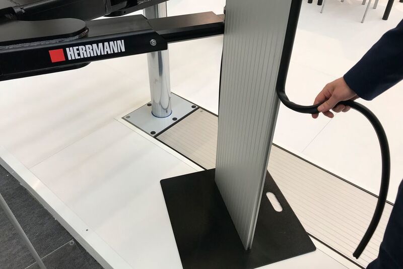 Das dichtet: Die Herrmann AG hat einen neuen, wasserdichten Verschlussdeckel mit umlaufender Profilgummidichtung für den Aufnahmekasten der Unterflurhebebühnen entwickelt. (Holz / »kfz-betrieb«)