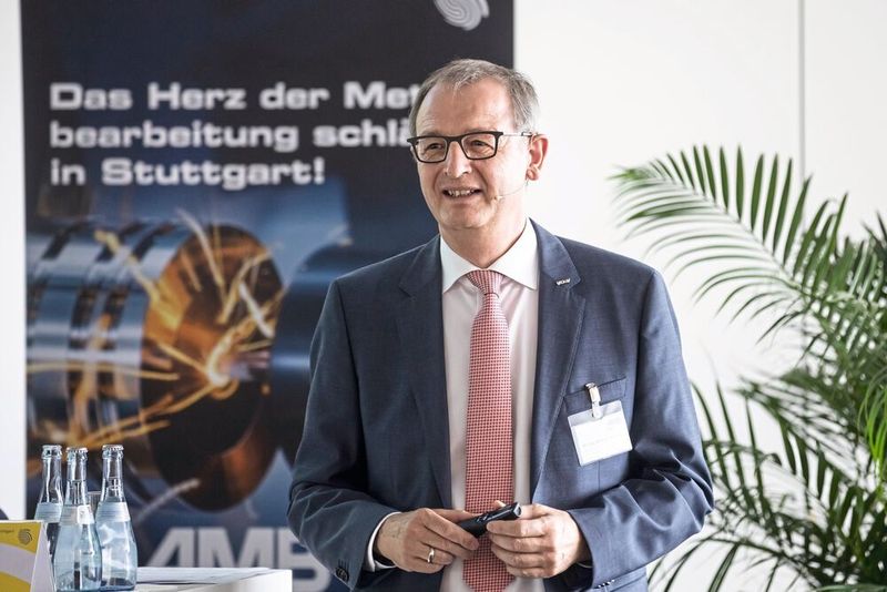 Dr.-Ing. Wilfried Schäfer, Geschäftsführer des Vereins Deutscher Werkzeugmaschinenfabriken e.V. auf der AMB Fachpressekonferenz. (Landesmesse Stuttgart, www.messe-stuttgart.de)