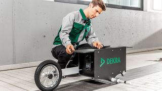 Der „Laserhund“: Über die Aufstellflächen gezogen erstellt er ein digitales Relief von diesen. Er erfasst präzise vorhandene Erhöhungen und Vertiefungen.  (Bild: Dekra)