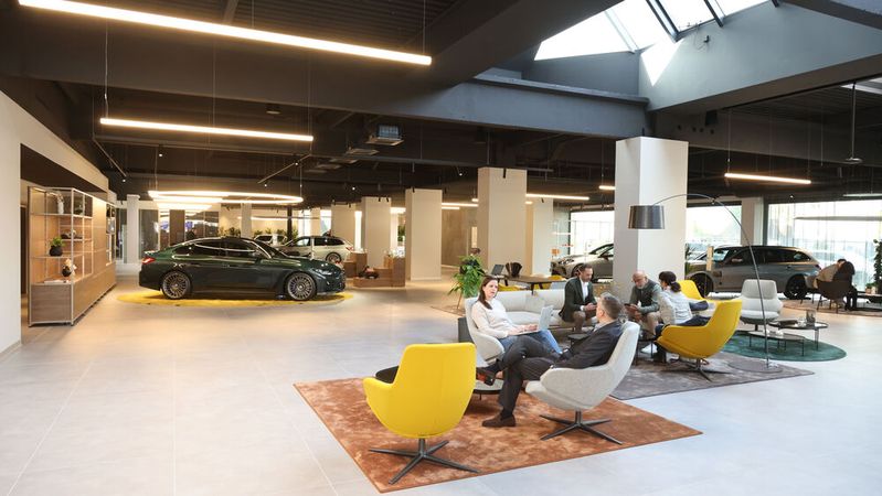 Der neue Showroom der BMW-Niederlassung Hamburg mit großzügigen Lounge-Bereichen.(Bild:  BMW Hamburg /© Wallocha)