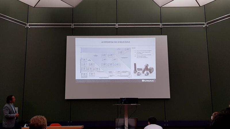 Um hochfeste Edelstahlschrauben und deren Eiganschaften und Anwendungsgebiete ging es im Vortrag von Klaus Vogt, Firma BUMAX. (Bild: D.Quitter)