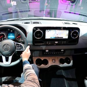 Der Arbeitsplatz des Fahrers im neuen Sprinter ist wie im Pkw mit großem Display und Lenkradbedienfeld ausgestattet.(Bild:  Klasing)