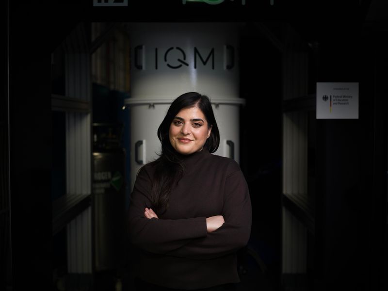 Quantencomputer sind leistungsstark, aber auch sehr empfindlich. Die Preisträgerin des „PhD Award“ Hila Safi aus dem Siemens-Forschungszentrum in Garching bei München hat einen digitalen Zwilling entwickelt. Dieser simuliert, wie ein Quantencomputer in einer industriellen Umgebung bestehen würde, noch bevor das physische System installiert ist. So lässt sich die sichere, stabile und zuverlässige Funktion in der realen Industrieumgebung vorab prüfen, was teure Ausfälle und Anpassungsprobleme vermeidet. (Bild: Siemens)