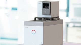 Das Badthermostat Universa vereint das Portfolio an Lauda Bad- und Umwälzthermostaten in einer Gerätelinie – laut Hersteller ist es modular, nachhaltig, digital und leistungsstark.  (Bild: Lauda)