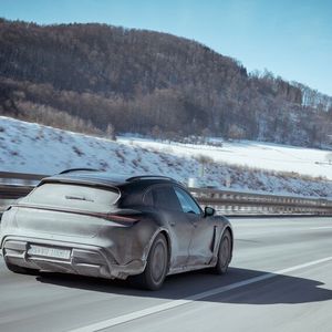 Egal wie dreckig das Fahrzeug für die offizielle Premiere des Porsche Taycan Cross Turismo wurde, es durfte nicht gewaschen werden.(Bild:  Porsche)