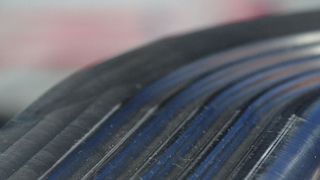 Detail eines makrostrukturierten Tiefziehwerkzeugs: Die Beschaffenheit der Oberfläche ermöglicht es, auf Schmiermittel zu verzichten. (Fraunhofer-IWS)