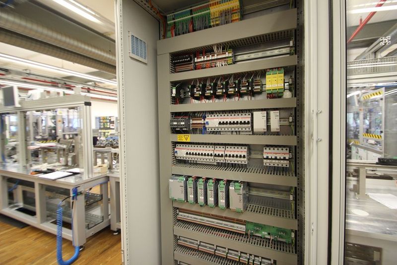 Der Maschinenbau bei Phoenix Contact in Blomberg versorgt die Lasten im Schaltschrank mit den zuverlässigen Stromversorgungen Quint und Uno Power. (Phoenix Contact)