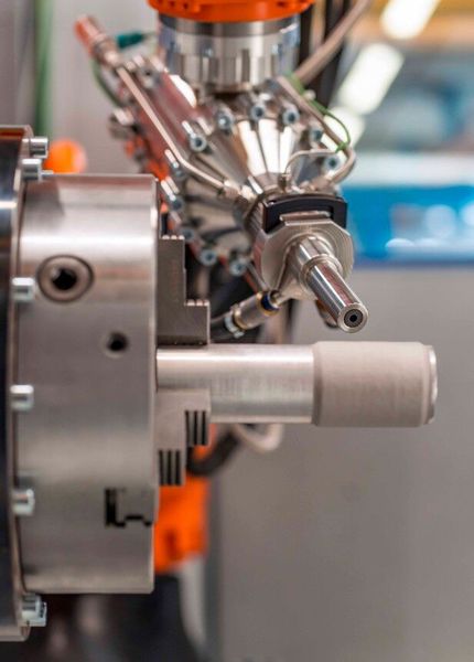 Was man hier sieht, ist eine Anlage für das sogenannte „Cold Spray“-Verfahren, wie es das Fraunhofer IPK beherrscht. Damit werden auch schwierig zu erreichende Beschichtungen sehr schonend für das Substrat machbar. (Bild: Fraunhofer IPK)