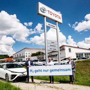 Schobers Großprojekt „CO2-freies Autohaus“ wird von Fördergeldern des Bundes unterstützt – hier wirbt Schober für sein Konzept neben Landrat Peter Dreier vom Landkreis Landshut (re.) und Frank Still, Projektmanager Mirai von Toyota Deutschland (li.).(Bild:  Auto Schober)