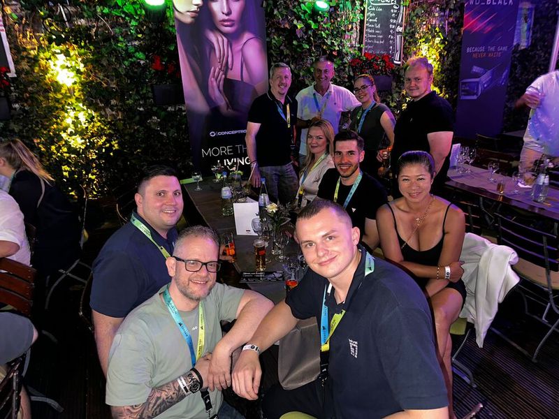 (v. l.) Stefan Wehrhahn (Norton), Denis Werner (ITscope), Nils und Alexandra Stallmach (Seasonic), Dragan Davidovic (PNY), Leonida Reci und Charly Engelhardt (Littlebit), Nico Riedl, Amanda Chen und Damian Nöthe (DDC). (Bild: Vogel IT-Medien GmbH)