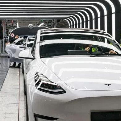 Die erste Hälfte ist da! Die Rekrutierung Tausender neuer Mitarbeiter für das Tesla-Werk in Grünheide bei Berlin läuft auf vollen Touren, denn die ersten 1.000 neuen Beschäftigten sind bereits eingestellt, um den Produktionshochlauf zu ermöglichen ... (Bild: P. Plau / dpa)