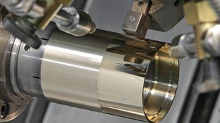 Diamantierprozess auf einer Drehmaschine: Das Diamantieren von Nichteisenmetallen ist die Dreh-/Fräsbearbeitung mit einem Diamanten. Sie erfordert ein besonderes Know-how im Unternehmen. (Bild: August Weckermann)