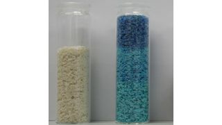 Abtrennung von Schwermetallen mit Chitosan als Flockungsmittel: links reine Chitosanflocken, daneben Chitosanflocken mit gebundenem Kupfer (blau) (M. Mende/IPF Dresden)