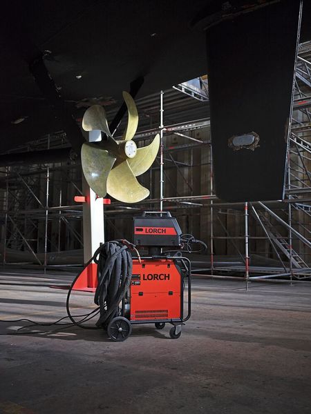 Dank der Heavy-Duty-Ausführung lässt sich die Micor Mig Pulse per Kran sicher und problemlos an jede Arbeitsstelle bringen.    (Bild: Lorch/Peters Werft)