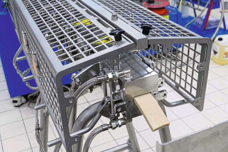 Austritt von High Moisture Meat Analogue (HMMA) aus der Kühldüse, die direkt an den ZSK Food-Extruder von Coperion angeflanscht wird. (Bild: Coperion)