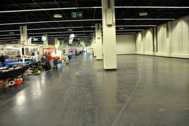 Die Retro Classics Cologne belegte die Hallen 4 und 5 der Messe Köln. Allerdings war nicht die gesamte Ausstellungsfläche (in den Erdgeschossen) vermietet. (Bild: Dominsky)