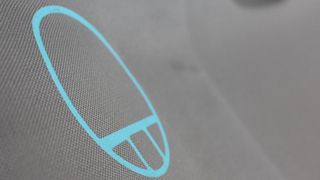 Schalter im Textil: Geht es nach dem Textilzulieferer Rökona, sollen sich im Auto der Zukunft Fenster, Spiegel und Beleuchtung über textile Oberflächen steuern lassen. (Rökona)