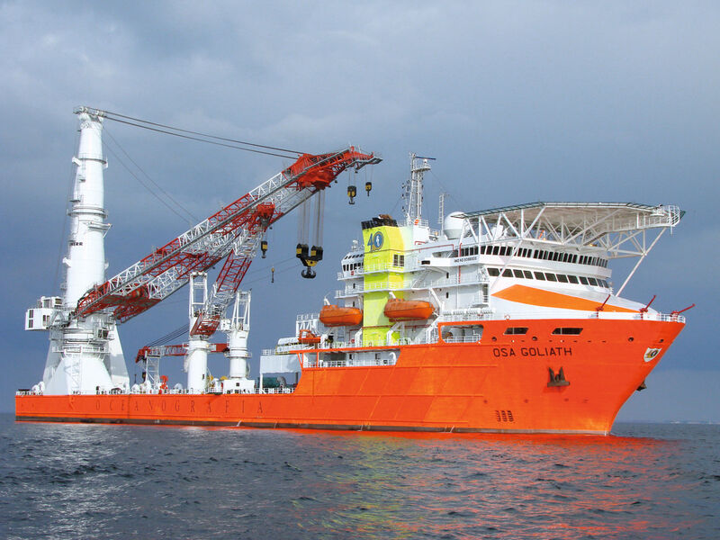 Das Errichterschiff OSA Goliath hat als größten Kran den MTC 78000 mit einer max. Traglast von 2000 t an Bord. (Bild: Dillinger Hütte)