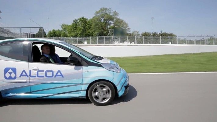 Das elektrisch angetriebene Versuchsfahrzeug mit Aluminium-Luft-Batterie auf dem Circuit Gilles-Villeneuve in Montreal. (Phinergy, Alcoa)