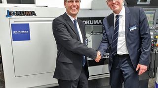 V. l.: Dr. Dirk Hessel, Geschäftsführer Dr. Kaiser, und Andreas Lemaire, Produktmanager Schleifen bei Okuma, vor der gemeinsamen Lösung auf der EMO Hannover 2019. (Okuma)