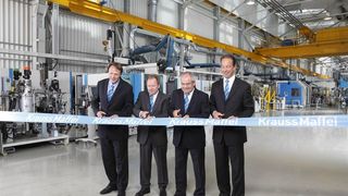 Feierliche Eröffnung des gemeinsamen Technikums für Reaktionstechnik und Spritzgießtechnik (v.l.n.r.): Frank Peters, Wolfgang Frehsdorf, Dr. Karlheinz Bourdon, Nicolas Beyl.  (Bild: Krauss-Maffei)