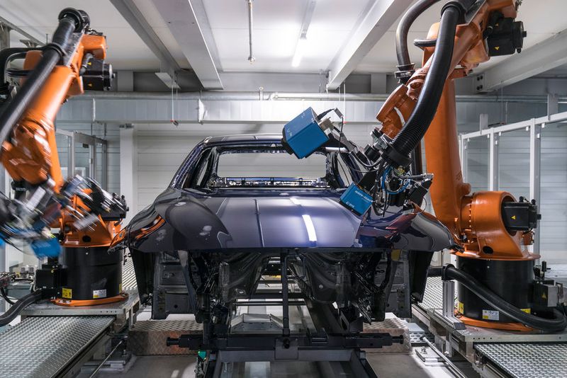 Impressionen aus der neuen Lackiererei im BMW-Werk München. (www.guenterschmied.com)