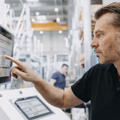 Das Inline-Viskosimeter "Visco P" ist neu mit komplettem Regelkreis erhältlich und ermöglicht in Kombination mit einem Dosiergerät die Regelung eines Additivs auf Basis der im Produktionsprozess gemessenen Viskosität. (Bild: Promix)
