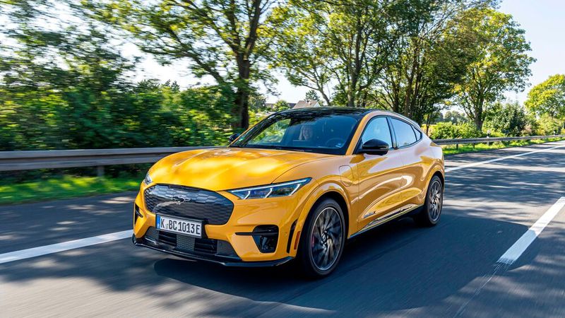 Mustang vollelektrisch: Der Mach-E leitete 2021 die Elektrifizierungsoffensive im Kölner Modellprogramm ein. Seit dem Marktstart 2020 bis einschließlich Dezember 2024 sind in Deutschland insgesamt 14.386 Ford Mustang Mach-E neu zugelassen worden. Mit 5.774 Einheiten war 2022 das erfolgreichste Verkaufsjahr.  (Bild: Ford)