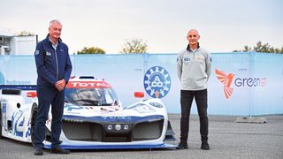 Bernard Niclot (l.) vom französischen Automobilclub ACO und Rennveranstalter der 24 Stunden von Le Mans, und Jean Michel Bouresche von „GreenGT“ und Direktor von „H24Racing“ vor dem Rennwagen „LMPH2G“. (MissionH24)