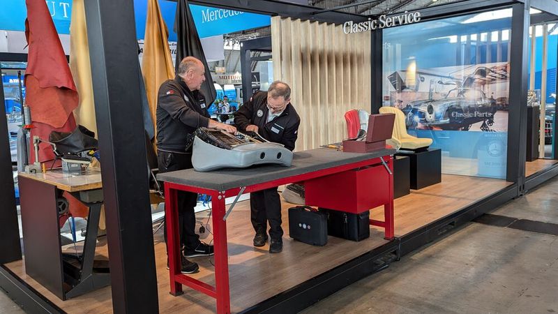 Ein Bild sagt mehr als 1.000 Worte und eine Vorführung mehr als 1.000 Bilder – oder so ungefähr. Interessantes Über-die-Schulter-Schauen bei Mercedes-Benz. (Bild: Dominsky – VCG)