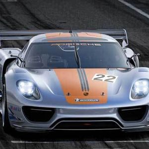 Im neuen Porsche 918 RSR kombinieren die Entwickler das Kohlefaser-Chassis des 918 Spyder mit der Hybridtechnik des 911 GT3 R Hybrid.