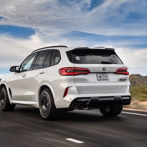 Die M-Varianten erhalten die typischen Insignien, dazu gehört beispielsweise aerodynamisch optimierte Außenspiegel.(Bild:  BMW)