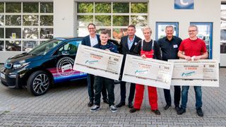 Gratulation und Belohnung für die besten Kfz-Mechatroniker des Landes Hessen: (v. l.) Joachim Kuhn, Geschäftsführer Landesverband Hessen des Kfz-Gewerbes, Pascal Ryborz (Platz 2), Stephan Berger, Geschäftsführer der Carl Friederichs GmbH, Leo Kurt Zander (Platz 1), Henrik Schepler, Geschäftsführer der Carl Friederichs GmbH, und Sebastian Zengeler (Platz 3) (Bild: Petra Hahner)