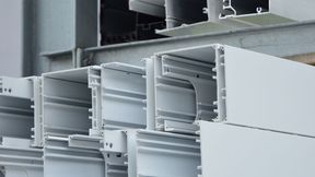 Bei TIR Technologies waren die Alu-Profile zuvor im Außenlager untergebracht. Sie waren dabei dem Wetter fast schutzlos ausgeliefert. Mit den beiden automatischen Unigrip-Wabenlagern von Kasto ist das Geschichte. (Bild: Kasto)